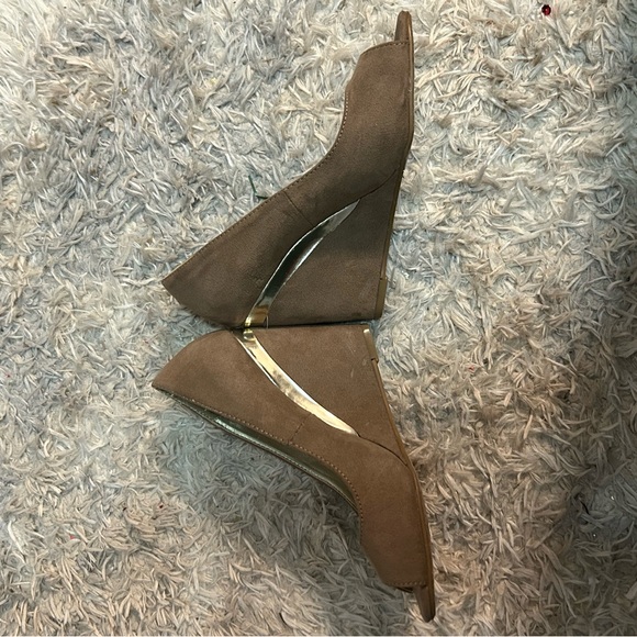 CL by Laundry Tan Peep toe Wedges - Picture 2 of 5